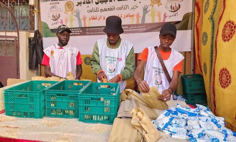 جمعية سند الأجيال أكادير تشرك شباب أفارقة في عملية إعداد و توزيع " 1000 "وجبة إفطار يوميا - AgadirToday