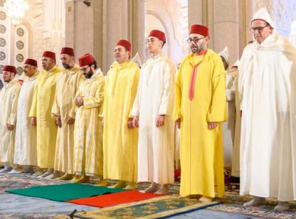 الملك محمد السادس يؤدي صلاة عيد الفطر بالدارالبيضاء ويتقبل التهاني بهذه المناسبة السعيدة - AgadirToday