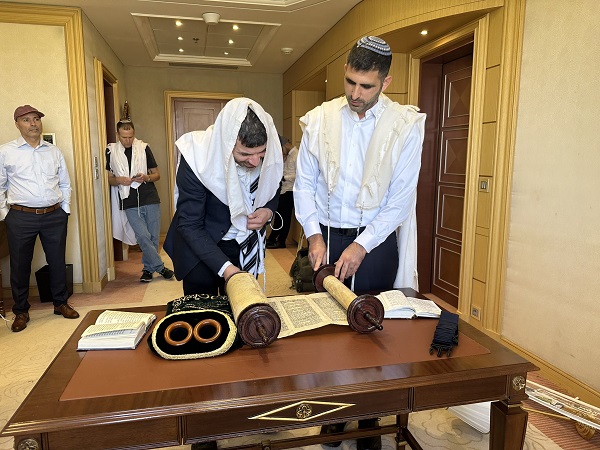 وزير الاتصالات شلومو كارعي يقيم صلاة يهودية في العاصمة السعودية الرياض
