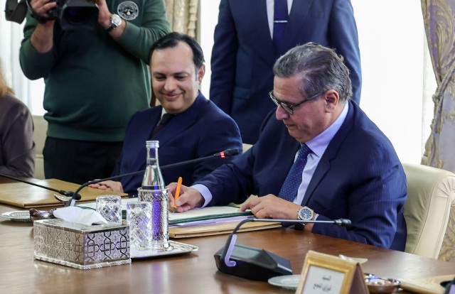 أخنوش يشرف على توقيع اتفاق بين الحكومة والنقابية والجمعيات المهنية للشغالين - AgadirToday