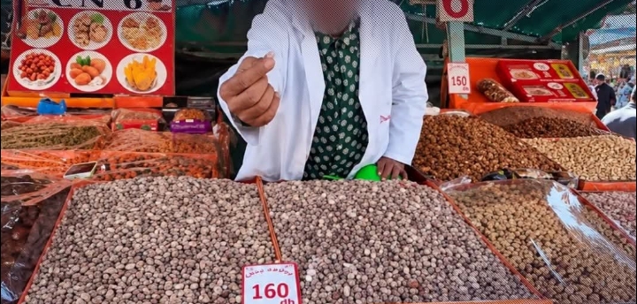 إغلاق نقطة لبيع الفواكه الجافة بجامع الفنا وتوقيف مستغلها على خلفية شريط فيديو لسائح حول مبلغ 200 درهم - اكادير اليوم