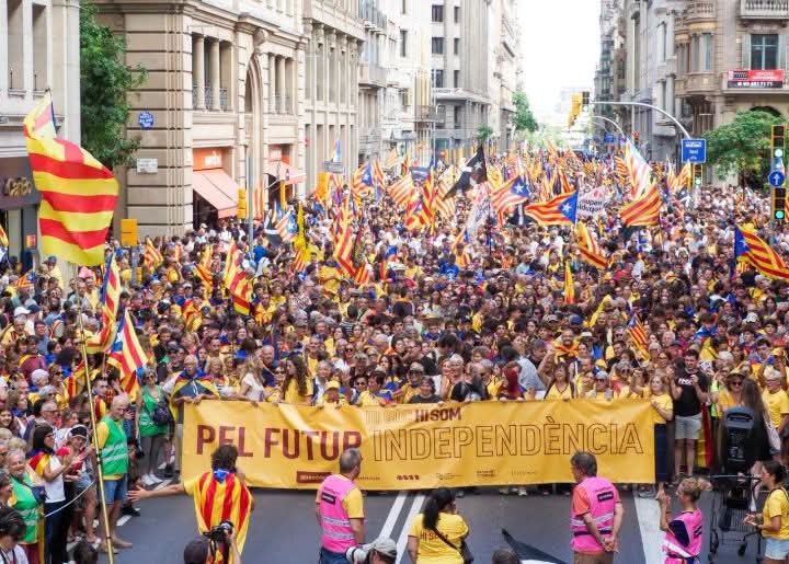 45 ألف متظاهر ببرشلونة يحيون اليوم الوطني لكتالونيا ويجددون المطالبة بالاستقلال - اكادير اليوم